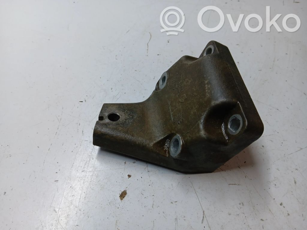 Jeep Grand Cherokee Engine mounting bracket 