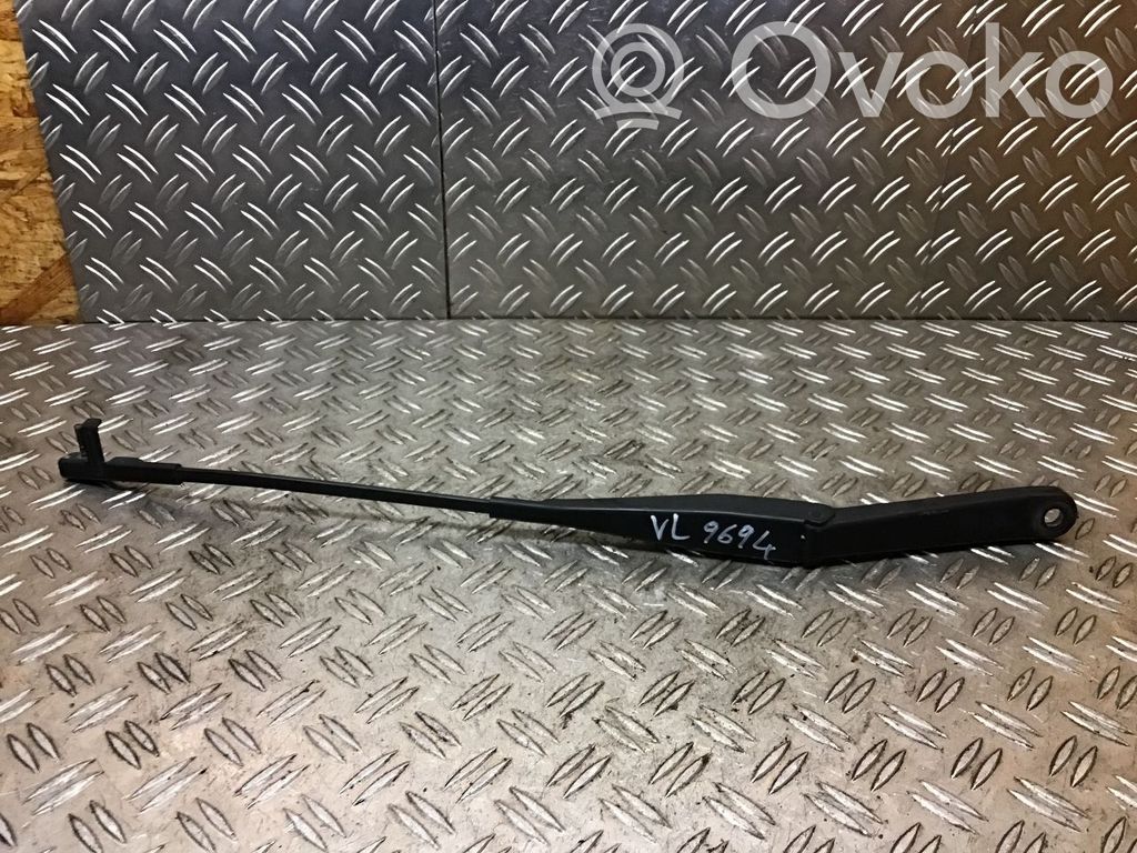 Brazo del limpiaparabrisas delantero   4M5117526AC