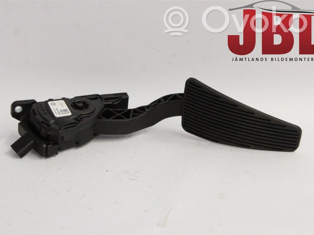 Accelerator throttle pedal   68043161AD