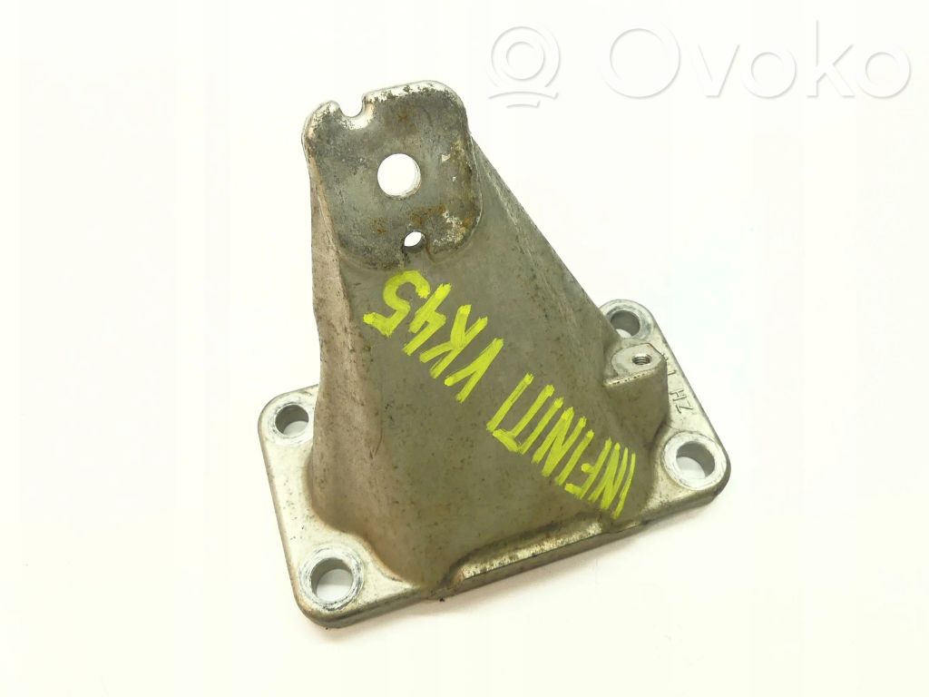 Engine mounting bracket