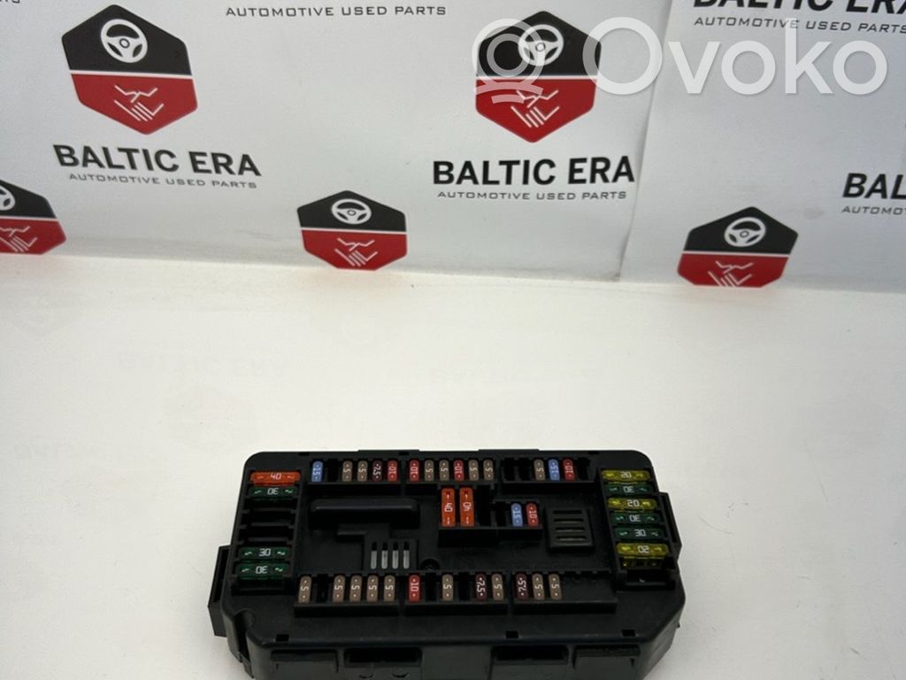 BMW 4 F32 F33 Ramka / Moduł bezpieczników 