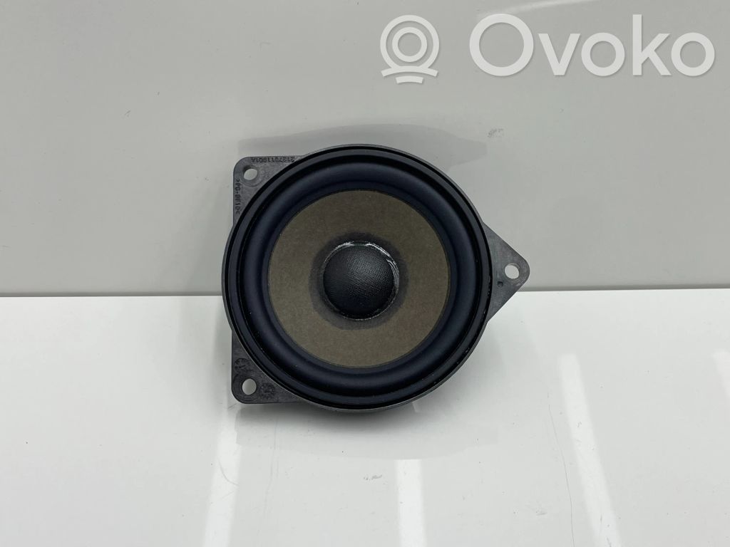 BMW 5 G30 G31 G38 Garsiakalbis panelėje 