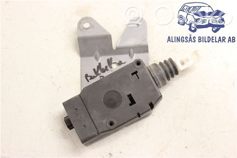 Loading door lock