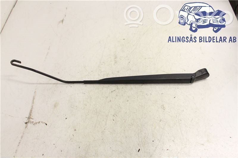 Front wiper blade arm
