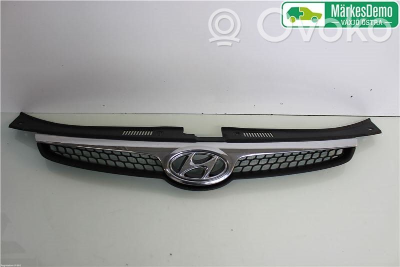 Hyundai i30 Etupuskurin ylempi jäähdytinsäleikkö 