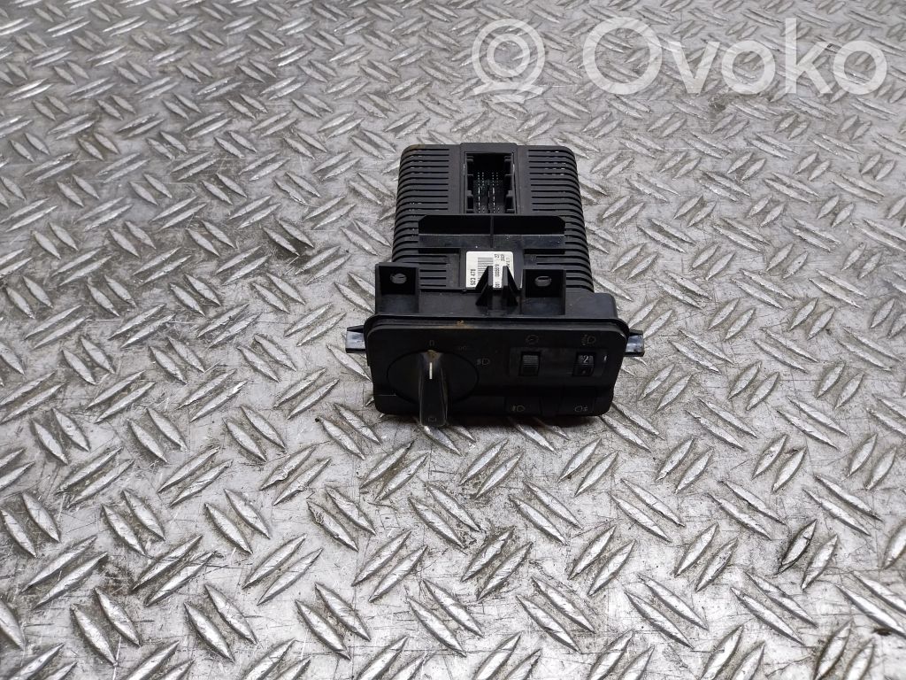 Light switch   6923478