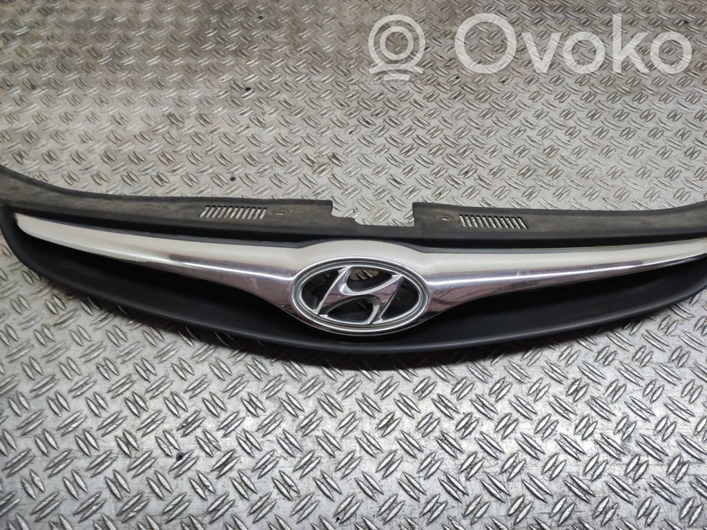 Hyundai i30 Etupuskurin ylempi jäähdytinsäleikkö 