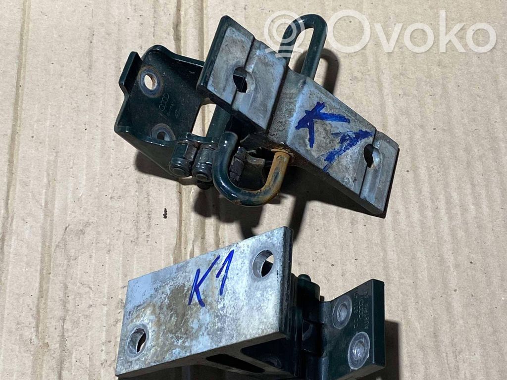 Front door lower hinge   4D0831411D