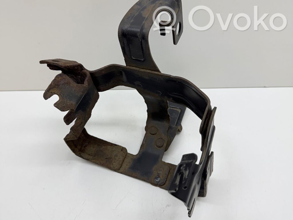Volvo XC60 Ohjaustehostimen pumpun kannake 