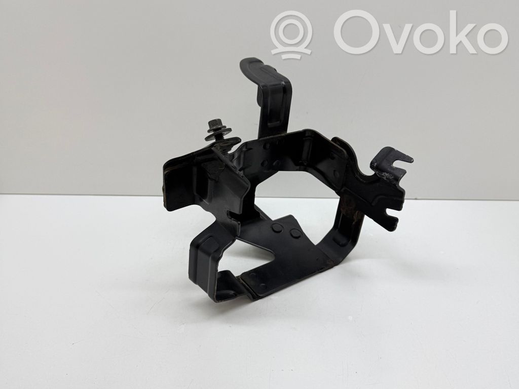 Ohjaustehostimen pumpun kannake   31317106,31429295
