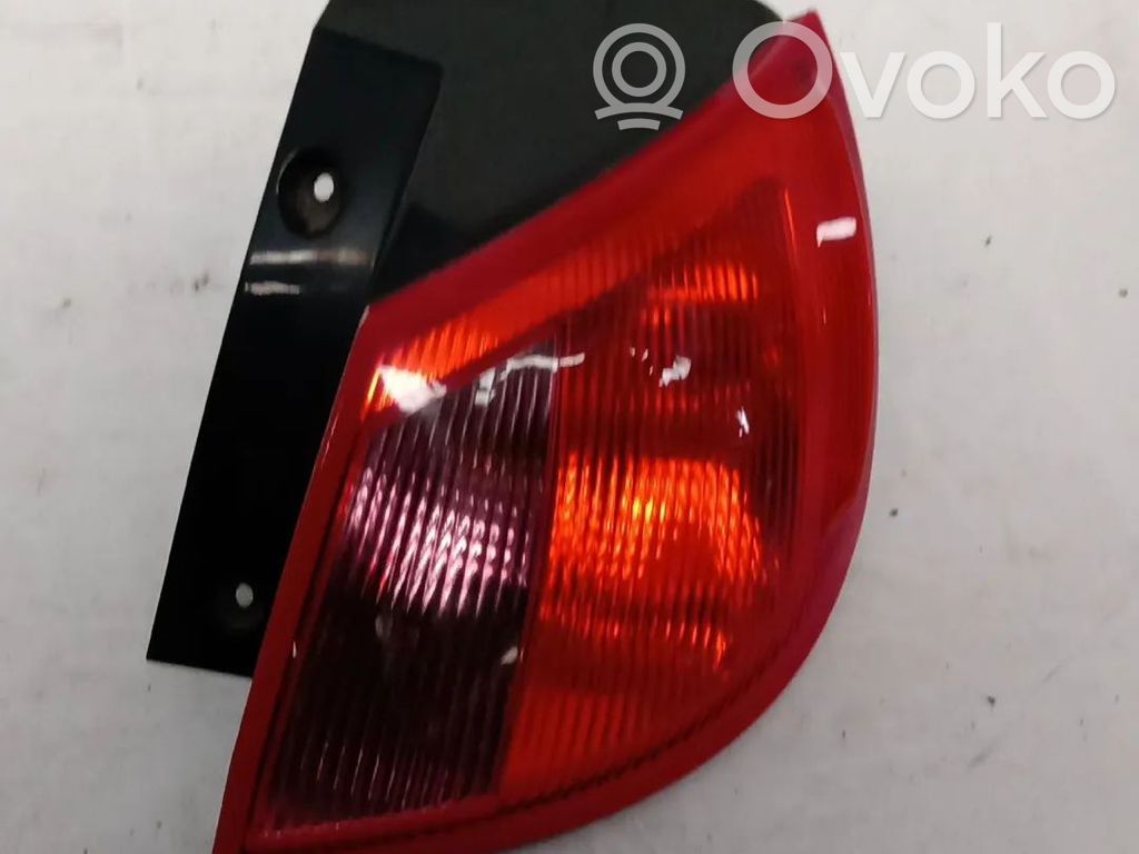 Mitsubishi Colt Aizmugurējais lukturis virsbūvē 
