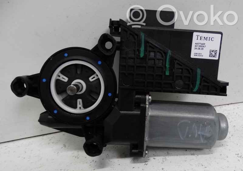 Volkswagen Polo Front door window regulator motor 
