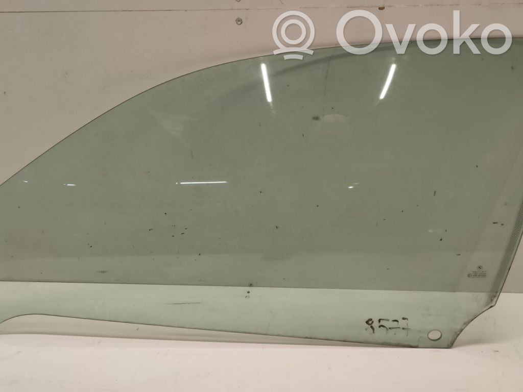 BMW 3 E46 Pagrindinis priekinių durų stiklas (keturdurio) 