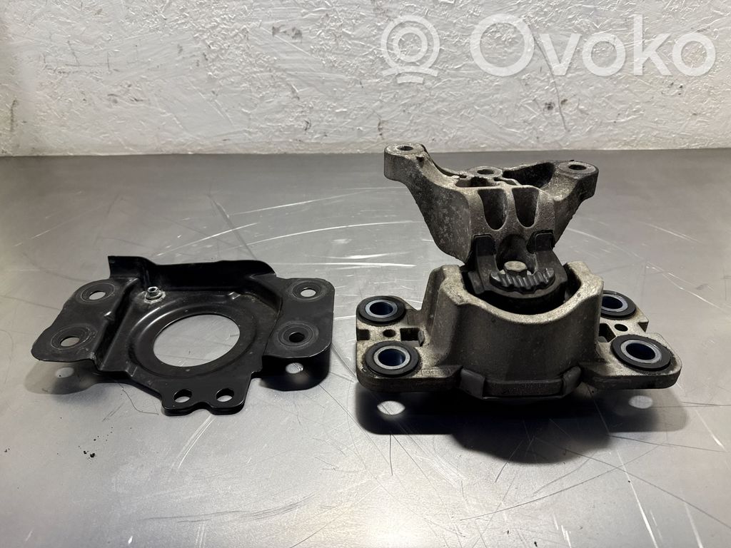 Volvo XC60 Engine mounting bracket 