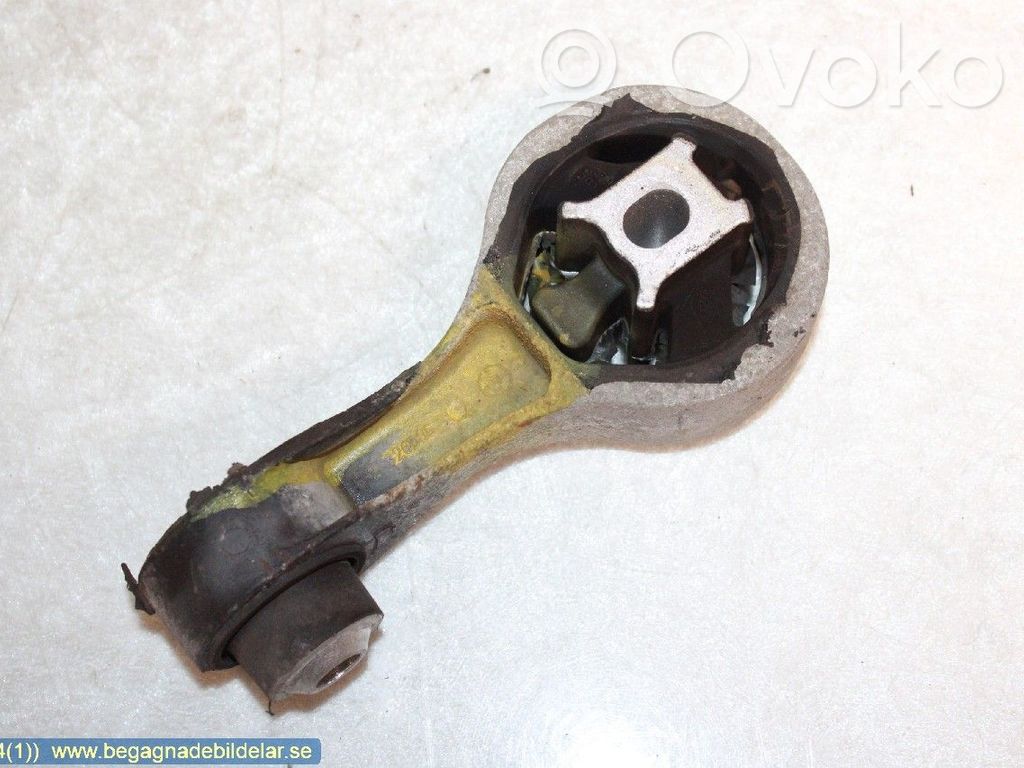 Engine mounting bracket   8200404271,8200404271