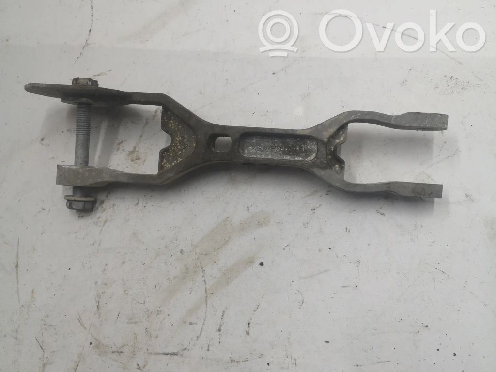 Jeep Cherokee Engine mounting bracket 