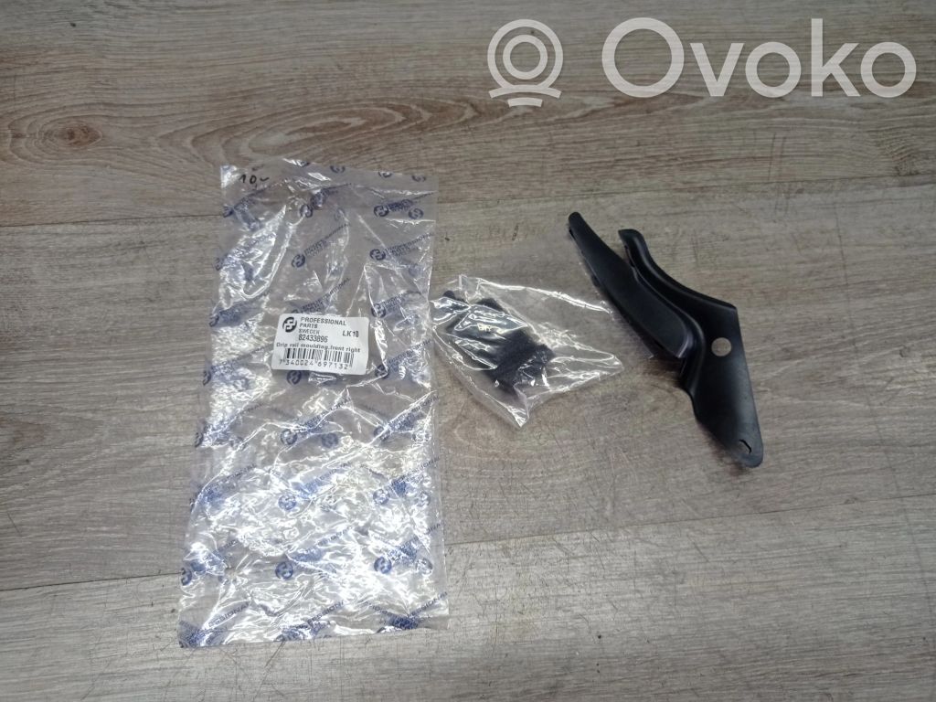 Windshield trim   82433896