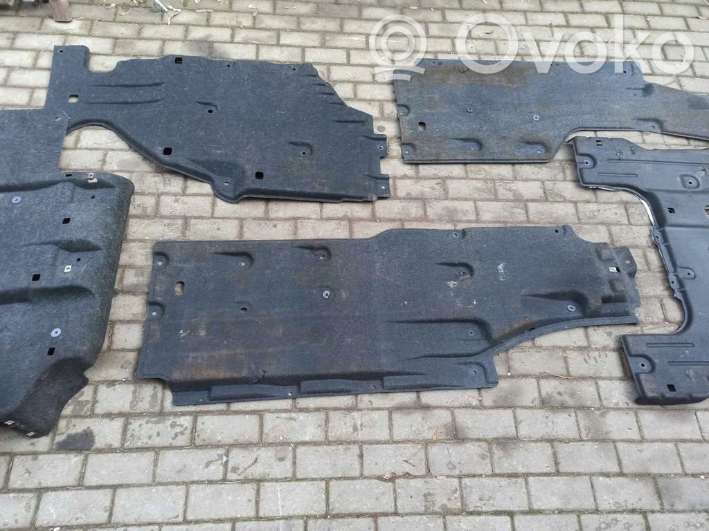 Placa protectora/protector antisalpicaduras motor   68227433AB,68227432AB,68227441AB,68244843AC