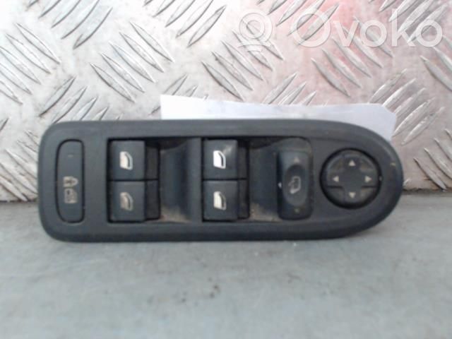Electric window control switch   6490Y6
