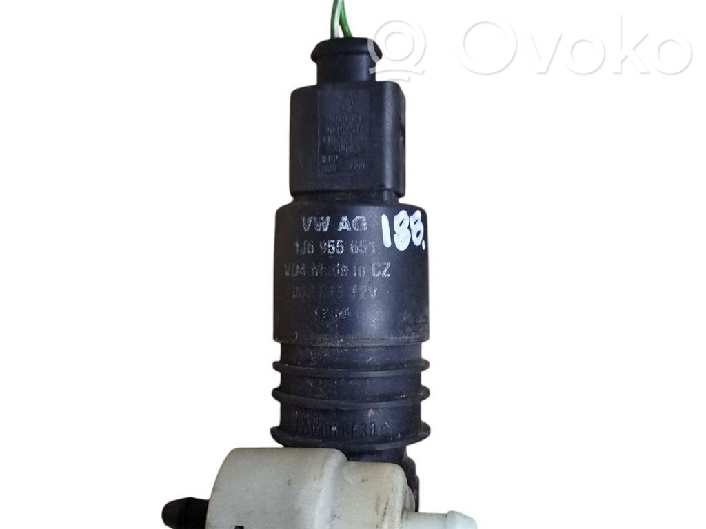Volkswagen Golf III Windscreen/windshield washer pump 