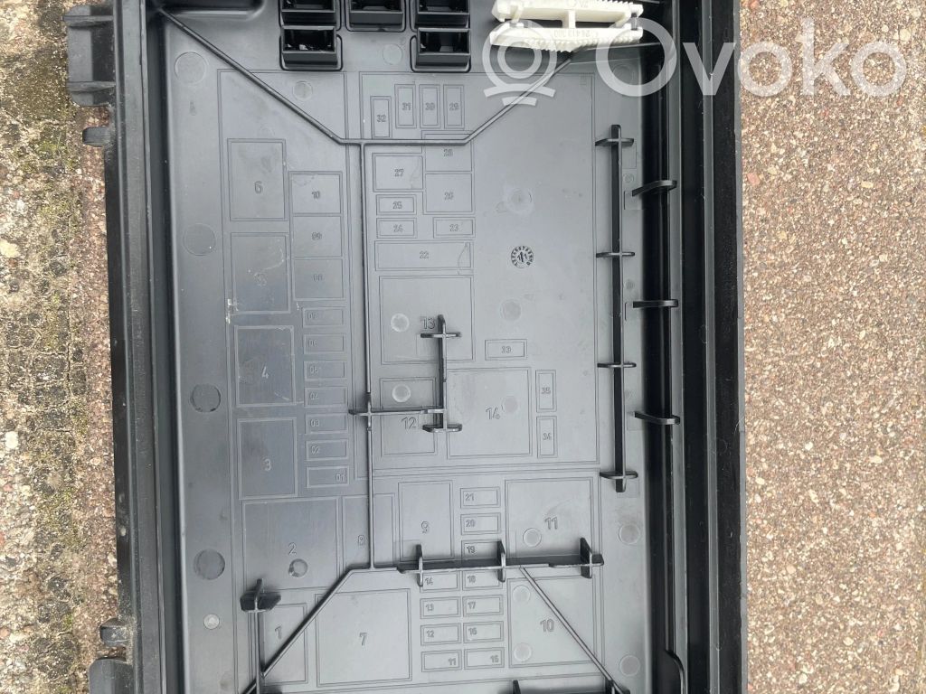 Opel Meriva B Fuse box cover 