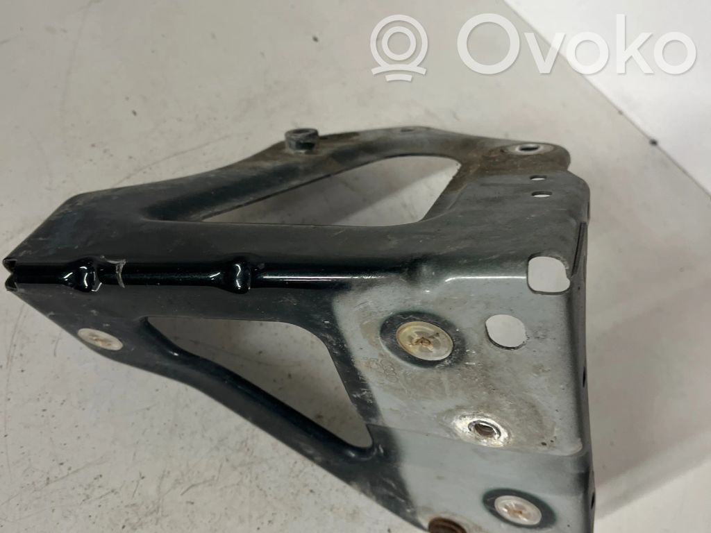 Audi A6 S6 C6 4F Uchwyt / Mocowanie błotnika przedniego 