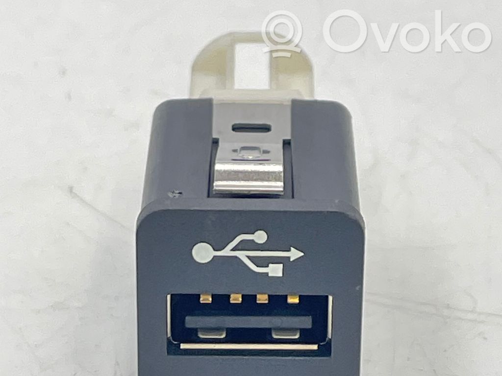 Enchufe conector USB   9237656,84109237656