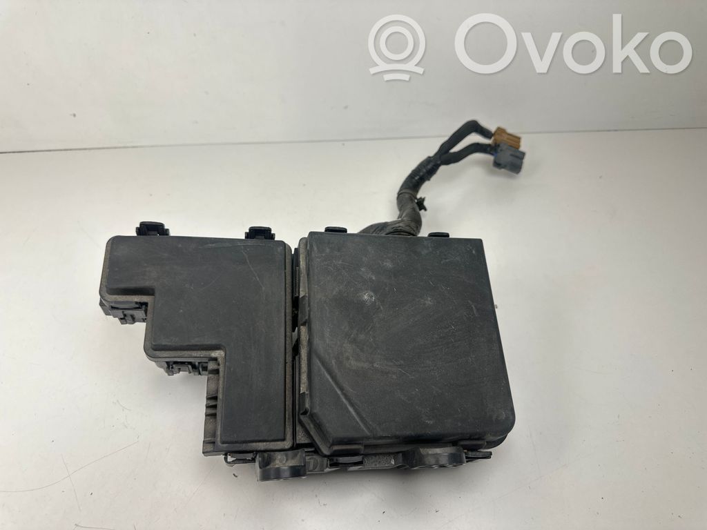 Nissan Qashqai Ramka / Moduł bezpieczników 