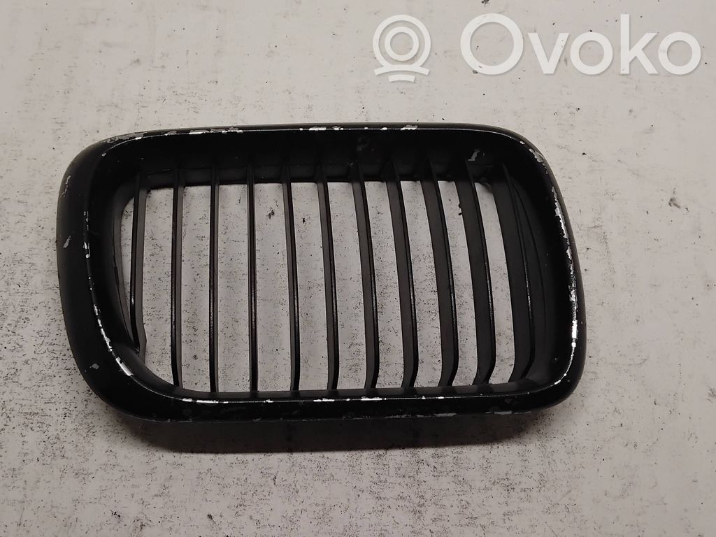 BMW 3 E36 Priekšējais režģis 