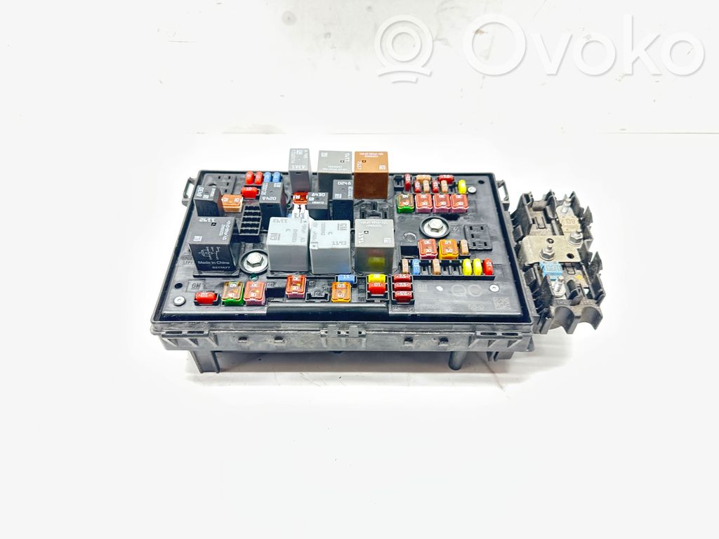Opel Astra J Fuse module 