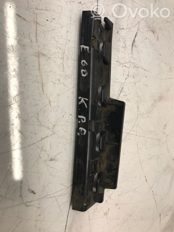 BMW 5 E60 E61 Priekinis laikiklis bamperio 