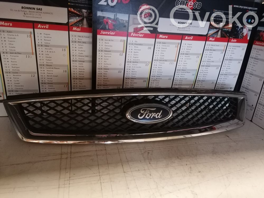Ford Focus Front bumper upper radiator grill 