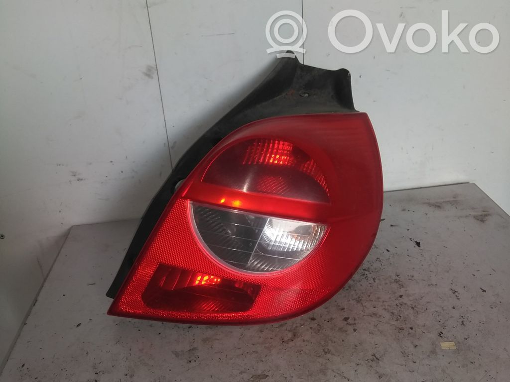 Renault Clio III Aizmugurējais lukturis virsbūvē 
