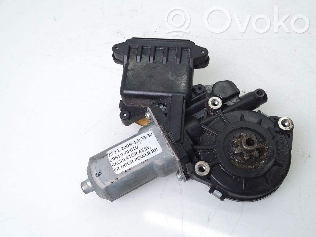 Toyota Corolla Verso AR10 Silnik regulatora szyby drzwi przednich 
