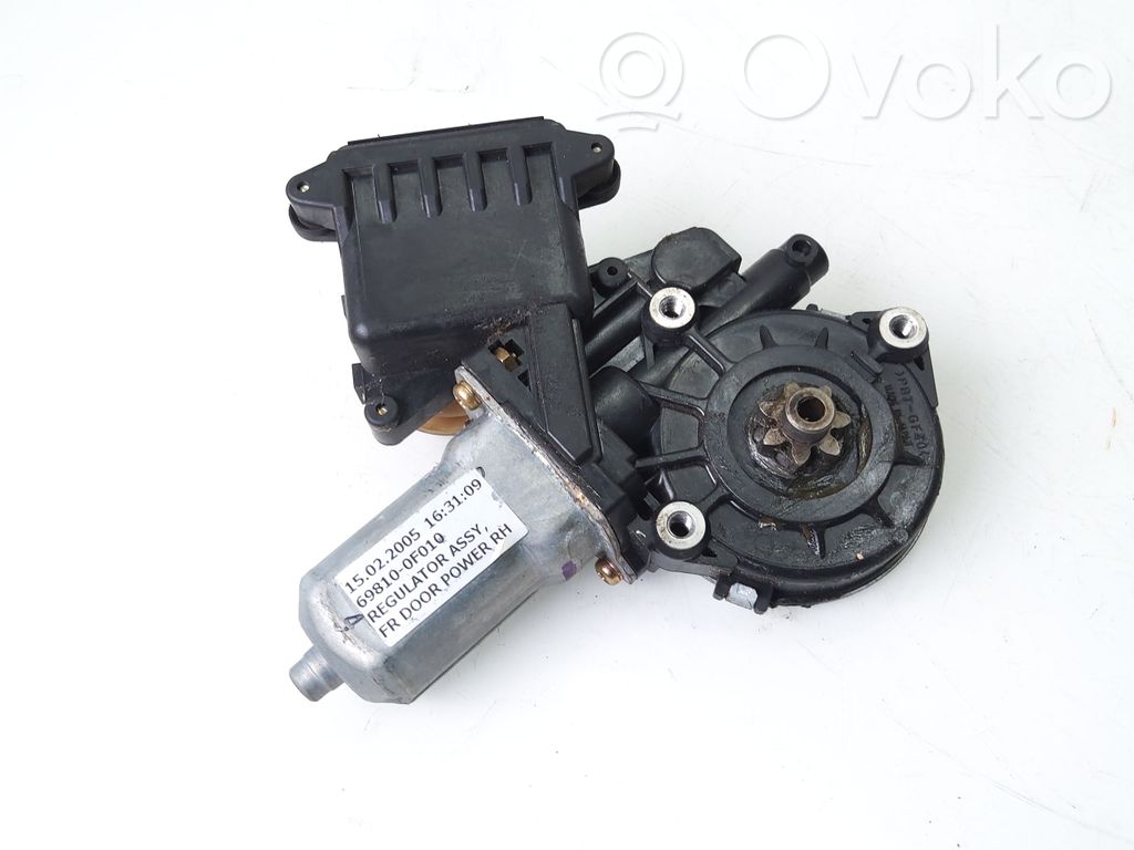 Toyota Corolla Verso AR10 Silnik regulatora szyby drzwi przednich 