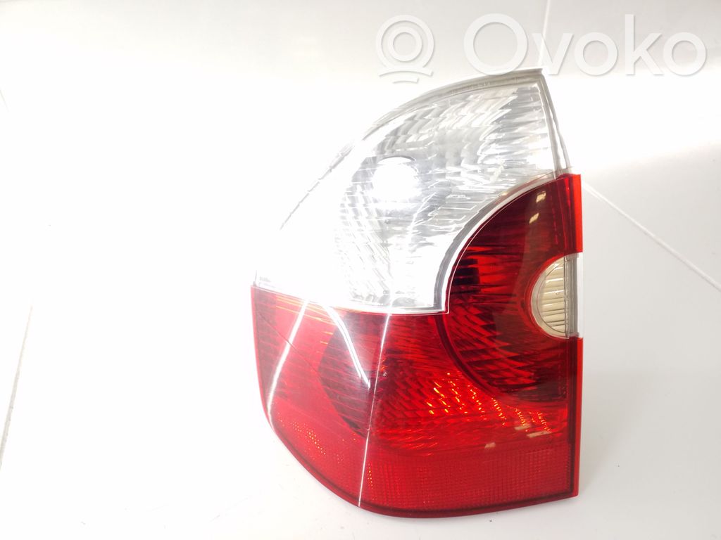 BMW X3 E83 Задний фонарь в кузове 