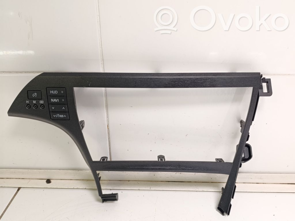 Toyota Prius (XW30) Radio/GPS head unit trim 