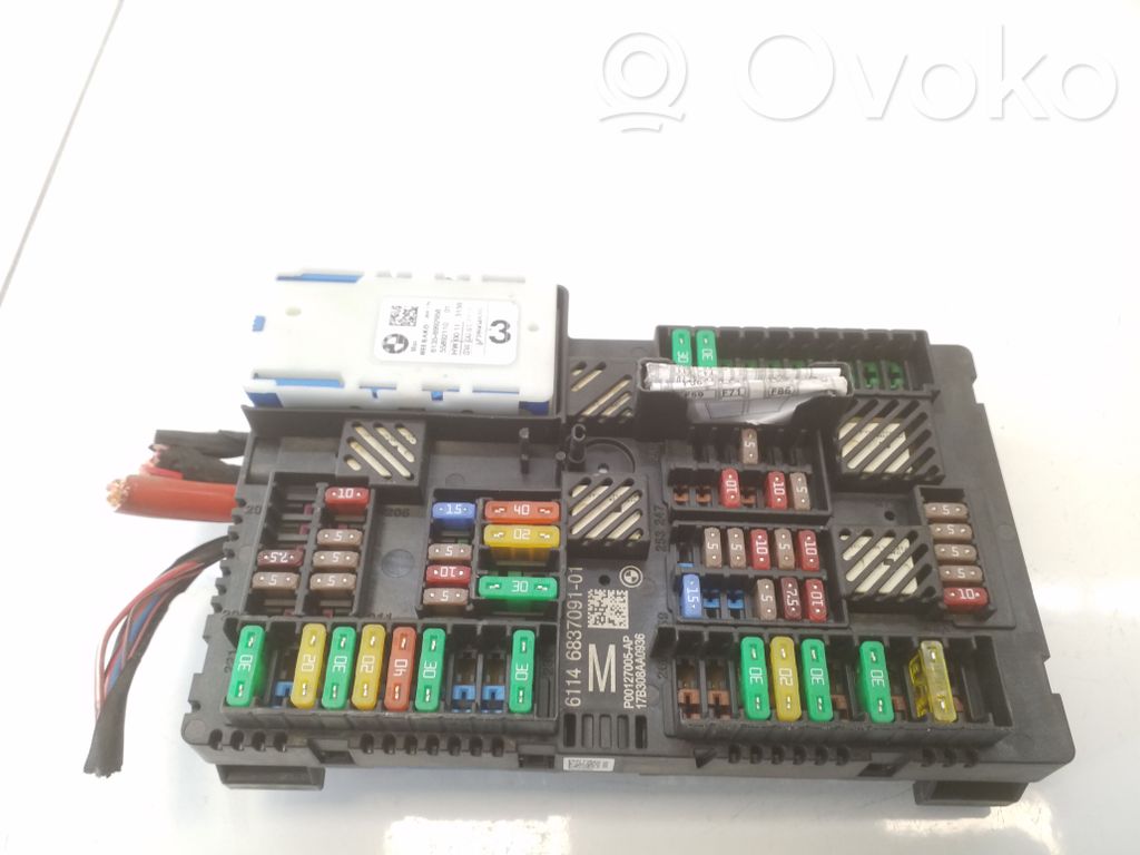 BMW 5 G30 G31 G38 Ramka / Moduł bezpieczników 
