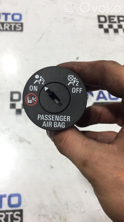 Opel Astra J Passenger airbag on/off switch 