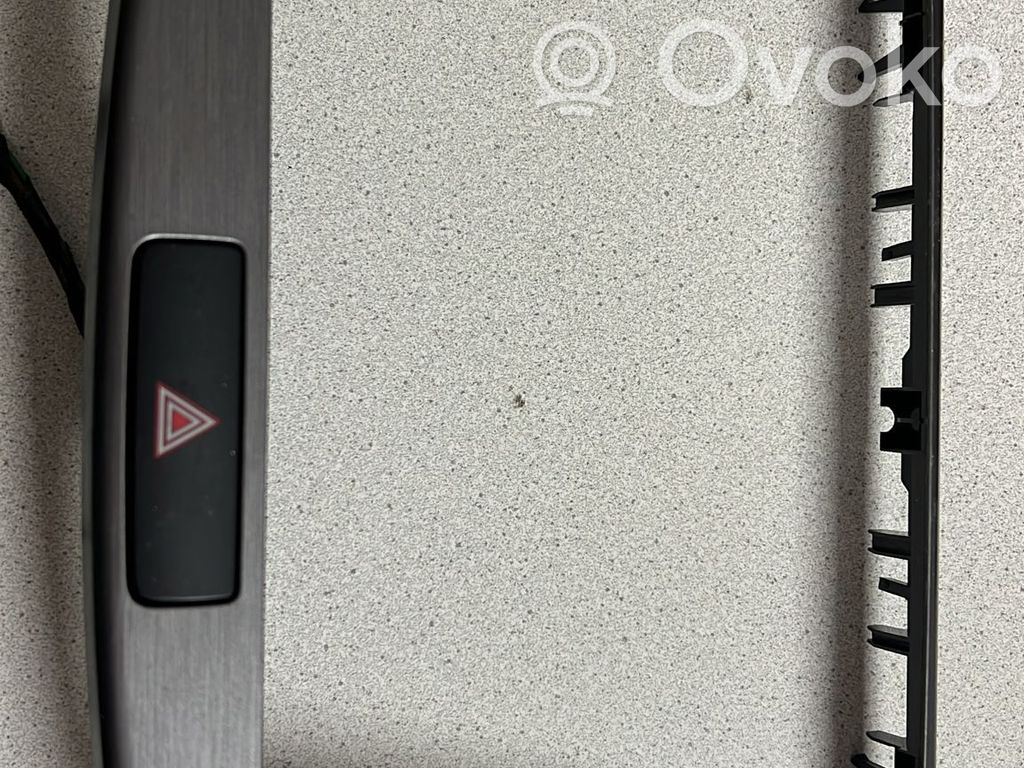 Volkswagen PASSAT B7 Hazard warning light relay 
