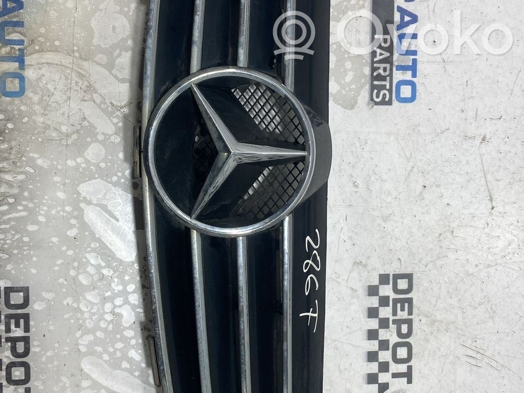 Mercedes-Benz CLK A209 C209 Maskownica / Grill / Atrapa górna chłodnicy 