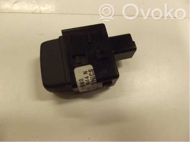 Botón interruptor de luz de peligro   15142960
