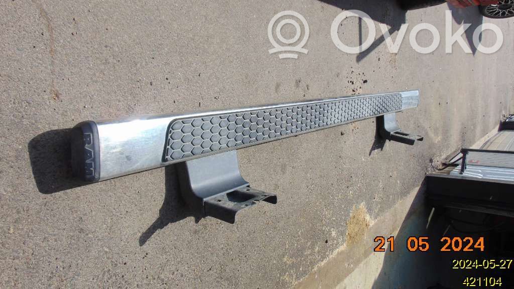 Orurowanie boczne progów SUV'a   82215291AB