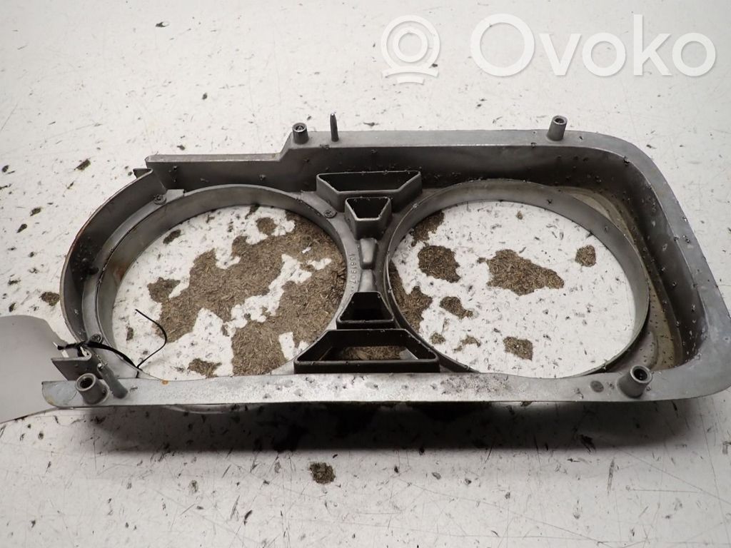 Moldura inferior de faro delantero/faro principal   1361907