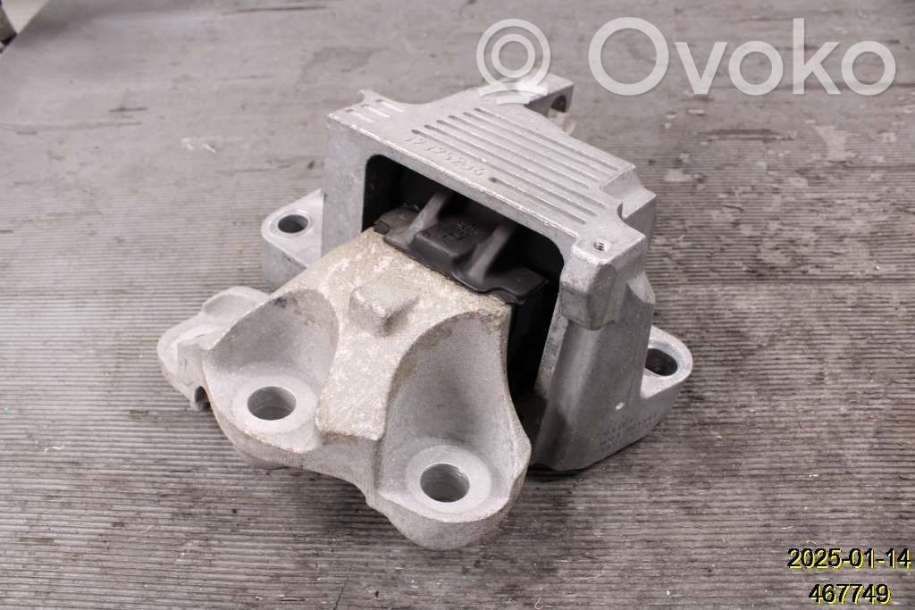 Volvo XC40 Engine mount bracket 