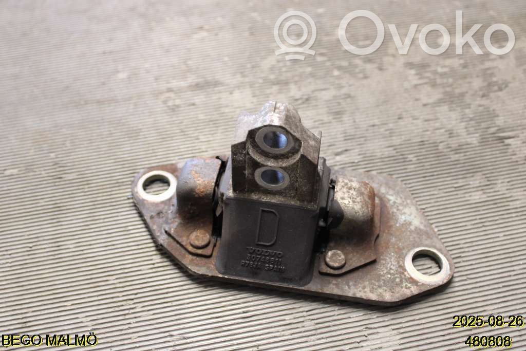Engine mount bracket   30748811