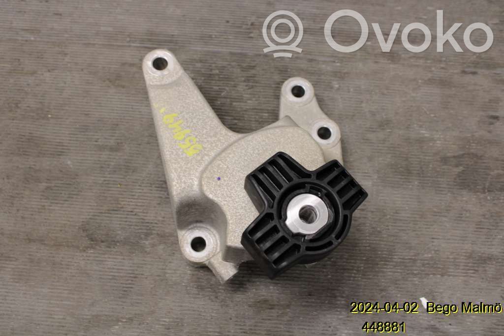 Volvo XC40 Engine mounting bracket 