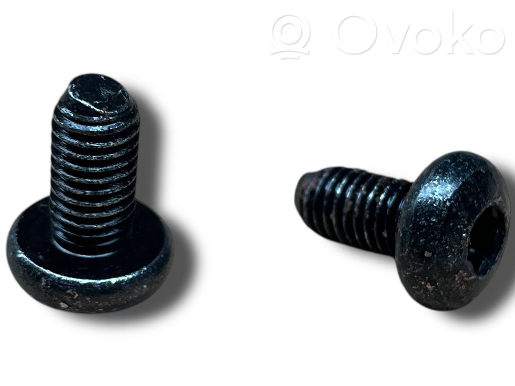 Volvo S90, V90 Oil filter mounting bracket 