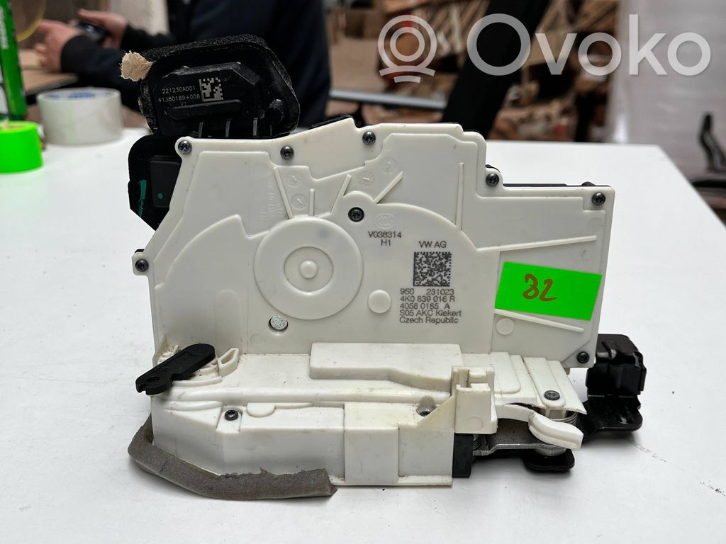 Toyota Corolla E110 Takaikkunan lukituksen vastakappale 