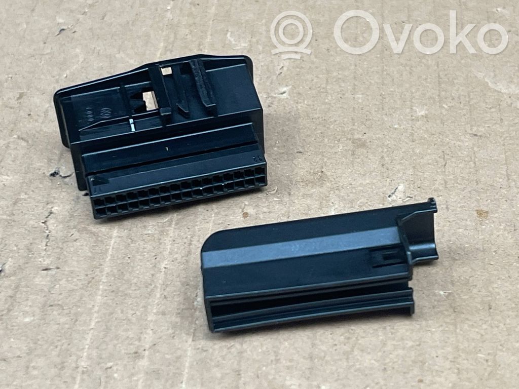 Volkswagen Polo V 6R Rear glass lock/latch 